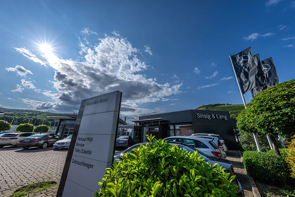Autohaus Sinsig & Lang – Außenansicht mit Mercedes-Stern-Fahnen, Bingen am Rhein