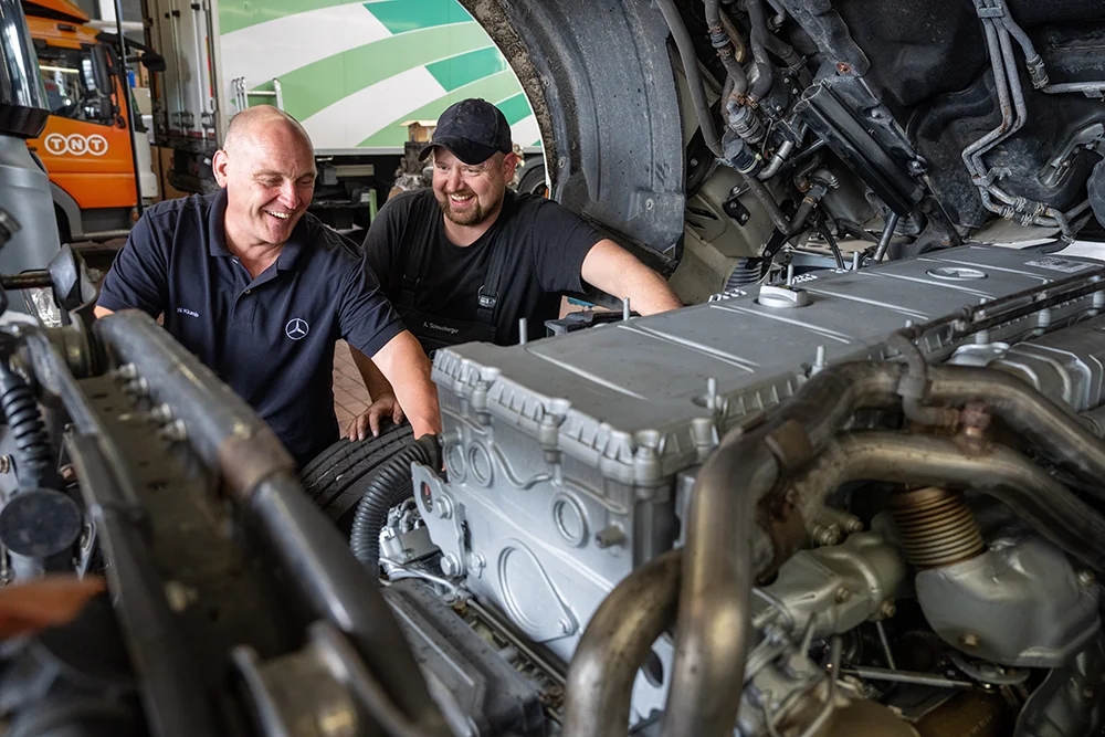 Mechaniker bei der Arbeit am Motor — Sinsig & Lang Werkstatt Bingen